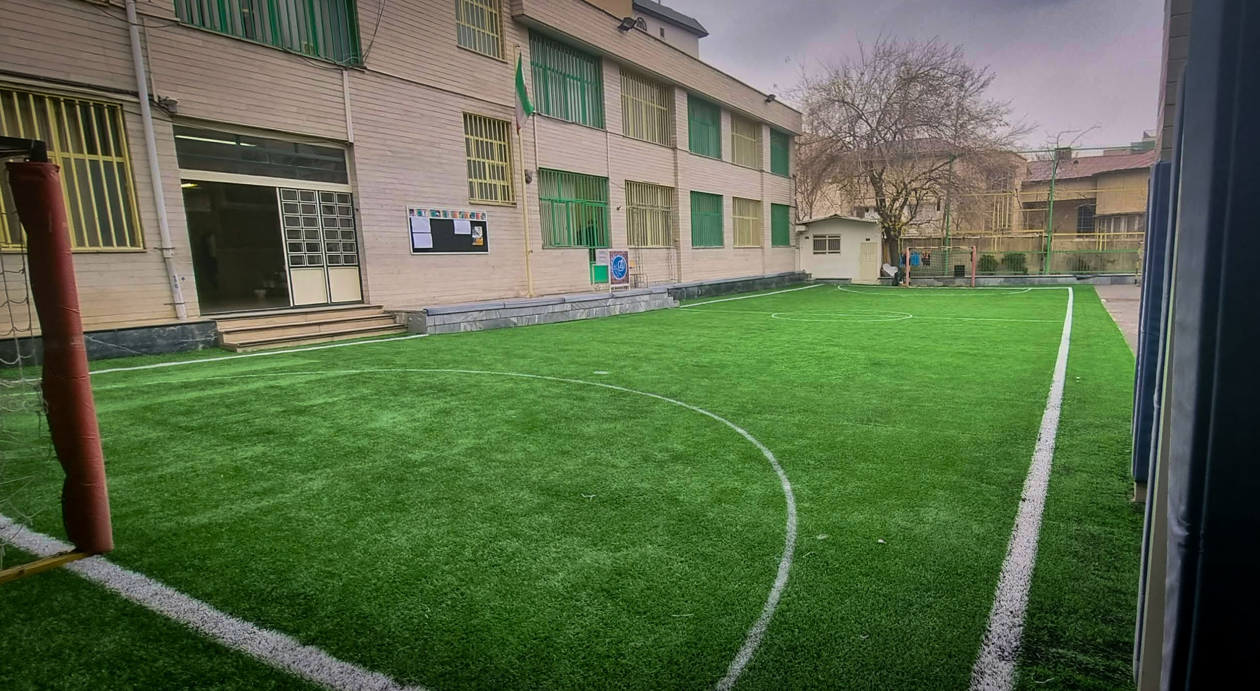 حیاط مدرسه